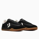 Championes Converse Run Star Trainer Ox negros con detalles en blanco y suela de goma color caramelo.