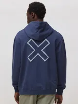 Hoodie azul marino de algodón orgánico con capucha, corte regular fit y un gran estampado en la espalda en forma de 'X' con bordes claros.