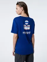 Remera azul de lino con logo estampado en el pecho.