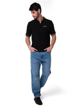 Chomba Caterpillar de hombre color negro, con cuello polo y cierre frontal de dos botones. Cuenta con detalles de líneas amarillas en los bordes de las mangas cortas y el logo de la marca estampado en amarillo en el pecho.