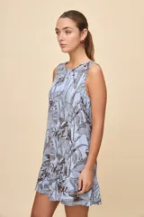 Vestido corto sin mangas de color celeste con estampado botánico en tonos marrones, de silueta amplia, escote redondo y volado en el ruedo.