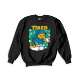Buzo negro de cuello redondo con estampa frontal de Garfield usando pijama y pantuflas, con la frase Always Tired.