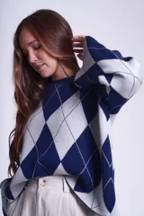 Sweater con diseño de rombos azul marino y gris claro, de tejido de punto, mangas largas y corte holgado.