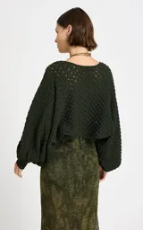 Saco de punto calado verde oscuro Le Lis Blanc, de corte holgado, cuello redondo, mangas largas y voluminosas con puños acanalados y diseño cropped.