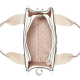 Cartera Guess modelo Jackie en color blanco con detalles en beige, de diseño estructurado tipo tote con doble asa superior y correa ajustable con el nombre de la marca. Cuenta con placa metálica triangular con el logo en el frente.
