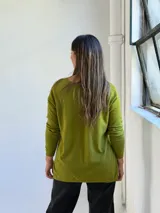 Sweater de punto color verde pistacho, con escote en V, mangas largas y corte holgado.