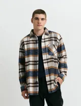 Sobrecamisa de manga larga con diseño a cuadros, cuello camisero y bolsillo frontal. Confeccionada en tejido de poliéster y algodón, sin forro.