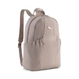 Mochila pequeña Puma color rosa viejo, con textura plisada o arrugada en todo el cuerpo y logo Puma dorado en el frente. Presenta un bolsillo frontal con frunce y correas ajustables.