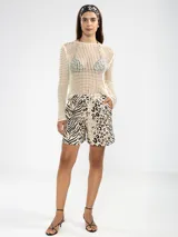 Shorts de lino con estampado animal print combinado de cebra y leopardo, de talle medio y corte relajado con bolsillos laterales.