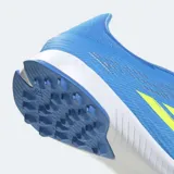 Championes de fútbol Adidas F50 League para pasto sintético, color azul con detalles en amarillo neón y suela blanca. Presentan exterior Fiberskin con líneas 3D, mediasuela de EVA y suela de caucho para mayor tracción.