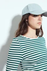 Remera de manga larga con diseño de rayas horizontales en color verde y blanco, de calce ajustado al cuerpo y cuello redondo.