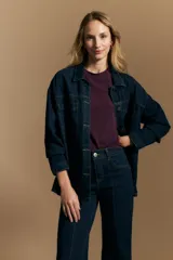 Remera básica de manga corta con cuello redondo y silueta ajustada, confeccionada en una mezcla de lyocell y elastano que proporciona una textura suave, liviana y elástica.