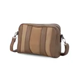 Bandolera de diseño rectangular con combinación de texturas en negro y beige. Presenta paneles laterales con estampado de reptil, un panel central en tono neutro y laterales en cuero sintético negro texturizado. Incluye cierre superior y correa ajustable extraíble.