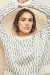 Sweater color beige con diseño de jacquard a dos tonos, de manga larga y cuello a la base.