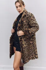 Tapado de piel sintética con estampado animal print de leopardo, corte recto y largo hasta la rodilla, con solapas clásicas y cierre frontal.