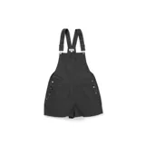 Jardinera corta de gabardina color negro, con tirantes ajustables, bolsillo frontal en el pecho, bolsillos laterales y cierre de botones en los costados.