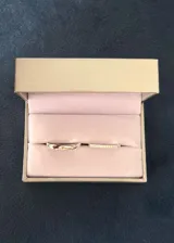 Set de dos anillos de plata 925, compuesto por una alianza clásica de diseño bombé y un anillo fino tipo sin fin con engaste de zirconias blancas.