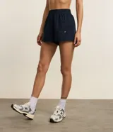 Bermuda runner deportiva Get Over de microfibra ligera color verde lima, con cintura elástica y diseño con textura microperforada.