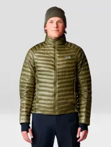 Campera ultraligera de plumas Mountain Hardwear, modelo Ghost Whisperer, en color verde oliva. Presenta un diseño acolchado con tejido ripstop, cierre frontal completo, cuello alto y bolsillos laterales con cremallera.