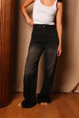 Pantalón de jean gris de corte recto con cintura alta y etiqueta blanca con logo en la parte trasera.