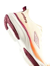 Championes de running Umbro modelo Arlow, color negro con suela gris y detalles plateados.