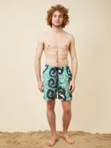 Short de baño celeste con estampado de soles y texto en amarillo.