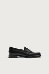 Mocasín de vestir negro fabricado en cuero, con detalle de antifaz en el empeine, suela a tono y ligero tacón.