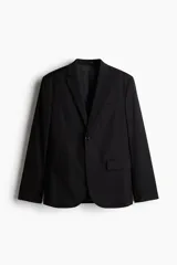 Blazer negro de corte slim fit, con solapas de muesca finas, ojal decorativo, botonadura sencilla, bolsillo superior insertado, bolsillos delanteros con solapa, dos bolsillos interiores, botones decorativos en los puños y abertura doble atrás.