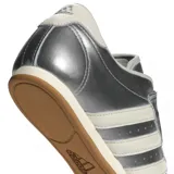 Championes Adidas Taekwondo plateados con detalles en blanco y suela de goma color caramelo.