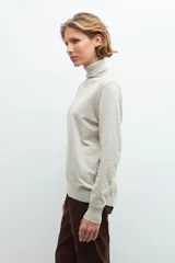 Polera de cuello alto color beige melange.