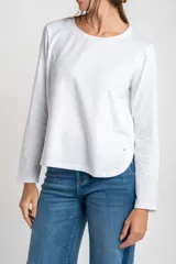 Remera de manga larga color negro, con escote redondo y calce ajustado al cuerpo.