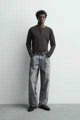 Jeans baggy fit de tiro medio, confeccionados en denim de algodón rígido con efecto lavado. Presentan un diseño de corte holgado y amplio en toda la pierna, con estilo clásico de cinco bolsillos y cierre frontal con cremallera y botón.