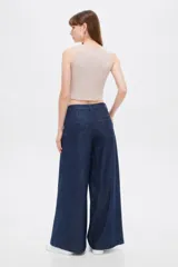Top cropped negro de algodón con elastano, al cuerpo, con cuello redondo a la base y diseño sin mangas.