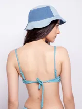 Top de bikini color naranja con textura animal print, breteles finos regulables, gancho en espalda, forro interior y copas desmontables.