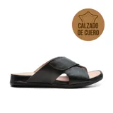 Sandalia casual de cuero negro, con tira ancha sobre el empeine con ajuste de velcro.