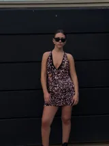 Vestido corto color rojo brillante, con escote en V, breteles finos cruzados en la espalda y cut-outs laterales bajo el busto.