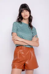 Top de manga corta, ajustado al cuerpo y con escote redondo, confeccionado con un estampado retro en tonos celestes y naranjas.