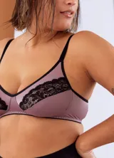 Soutien de lycra satinada color lila con detalle de puntilla elastizada negra en la parte superior de las copas, breteles elásticos regulables negros y broches en la espalda.