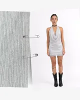 Vestido corto de tela brillante plateada con cuello drapeado, diseño halter y espalda descubierta.