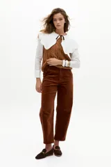 Pantalón de corduroy color caramelo, de corte barrel relajado, tiro medio, cierre frontal y bolsillos laterales y traseros.