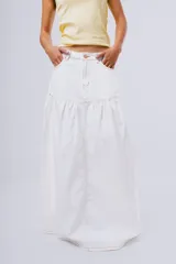 Falda larga de denim blanco, corte evasé con costuras pespunteadas a contraste y diseño de tiro medio con bolsillos clásicos.