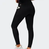 Calza deportiva Fabletics modelo PureLuxe Oasis, de color negro, corte ajustado y tiro alto con bolsillos laterales.