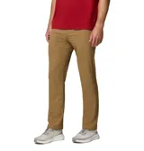 Pantalón chino Columbia modelo Roc Tech Chino Pant, color marrón, de corte recto y confeccionado en mezcla de nailon con tecnología Omni-Shield que repele líquidos y manchas. Cuenta con cintura elástica cómoda, trabillas para cinturón, bolsillos laterales reforzados, bolsillo de seguridad con cremallera y bolsillos traseros con cierre a presión.