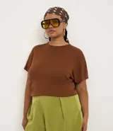 Blusa tipo muscle tee de Ashua, confeccionada en tejido ribana con textura acanalada, cuello redondo y diseño sin mangas.