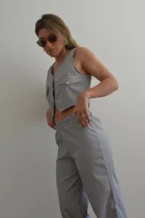 Pantalón de vestir a rayas verticales blancas y negras, con cintura elástica.