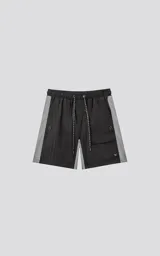 Bermuda deportiva color negro con paneles laterales grises. Presenta cintura elástica con cordón de ajuste estampado, bolsillos laterales y un bolsillo cargo con solapa en el muslo derecho.