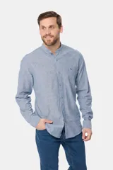 Camisa de lino color beige con cuello mao, manga larga, cierre frontal de botones y bordado sutil en el pecho.