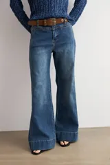 Pantalón de jean wide leg en color blanco, de tiro alto y corte ancho con dobladillo ancho en los bajos.