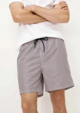 Short de baño a rayas verticales en tonos azul marino, blanco y rojo, con cintura elástica y cordón ajustable azul marino.