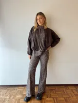 Pantalón de tela acanalada con estampado animal print en tonos marrones.